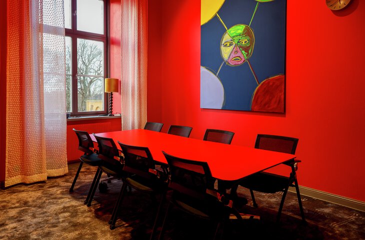 Röd möteslokal för kreativa möten